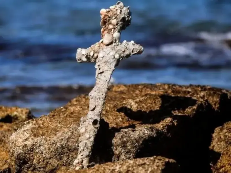 Un buzo encuentra en Israel una espada de 900 años perteneciente a un caballero de las Cruzadas